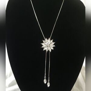 Elegant Silver Floral Pendant Necklace